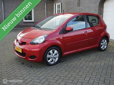 Toyota Aygo 1.0-12V Aspiration Red met Alcantara Leder