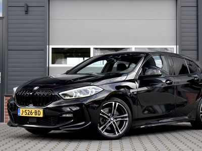 BMW 1 Serie 118i Aut. M Sport Shadow | Achteruitrijcamera | Apple Carplay/Android Auto | 18'' M-Velgen | Donker Getint Glas | PDC voor + achter | NL-Auto |