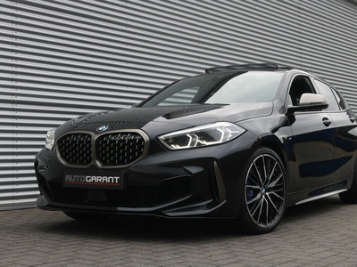 BMW 1-serie M135i xDrive High Executive Aut 306PK (Panoramadak Sportleder/Memory AppleCarPlay HeadUp Full-Led 19InchLMV Pdc V+A PrivacyGlass