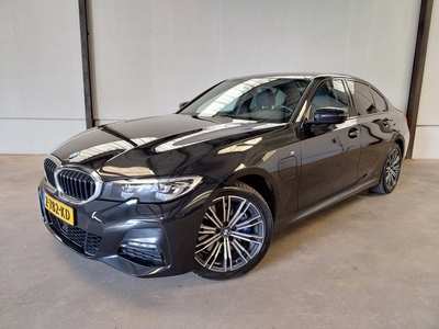 BMW 3-serie 330e Edition M Sport Shadow Line 1e EIGENAAR VIRTUAL COCKPIT APPLE CARPLAY PARK ASSIST CAMERA ADAPT CRUISE ALCANTARA FULL LED NA