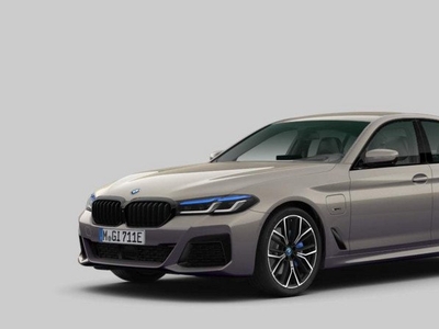 BMW 5-serie 545e xDrive M-Sport | M-Seats | 'Alvitgrau Metallic' | 4-Wielbesturing | Leder Dashboard | Driving Ass. Prof. |