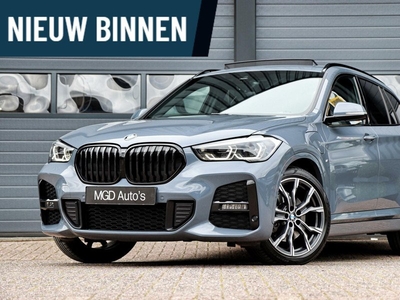 BMW X1 xDrive25e M-Sport M-Pakket /LED/PANODAK/LEDER/HUD/CARPLAY/CAMERA/KEYLESS/ELEK. KLEP/STOELVERW.!