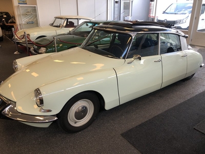 Citroën idds 19 Comfort Bouwjaar 1967 LHM Tweede Neus.