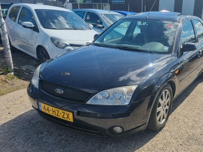 Ford Mondeo 1.8-16V Trend €999,- wel wat parkeerschades rijd goed