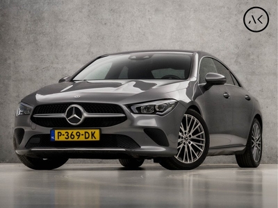 Mercedes-Benz CLA-Klasse 180 Premium Sport Automaat (SFEERVERLICHTING, APPLE CARPLAY, BURMESTER AUDIO, GROOT NAVI, GETINT GLAS, SPORTSTOELEN, STOELVERWARMING, WIDESCREENS, LEDER, CRUISE, CAMERA, NIEUWSTAAT)