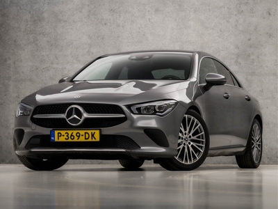 Mercedes-Benz CLA-Klasse 180 Premium Sport Automaat (SFEERVERLICHTING, APPLE CARPLAY, BURMESTER AUDIO, GROOT NAVI, GETINT GLAS, SPORTSTOELEN, STOELVERWARMING, WIDESCREENS, LEDER, CRUISE, CAMERA, NIEUWSTAAT)