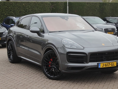 Porsche Cayenne Coupé 3.0 E-Hybrid / Trekhaak / Panoramadak / 360Camera / Softclose / Sportuitlaat / 21'' / Keyless / Bose / Matrix LED / ACC / Sportchrono / Stoelventilatie / Stuurverwarming