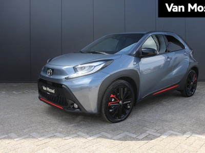 Toyota Aygo X 1.0 VVT-i 72Pk S-CVT Undercover by Jun Tahahashi | Speciale Uitvoering | Climate Control | Navigatie | JBL Premium Audio | Stoelverwarming | 18 Inch Zwarte Velgen | Apple Carplay/Android Auto | Parkeersensoren Achter |