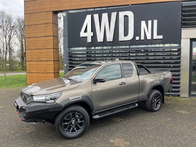 Toyota Hilux 2.8 D-4D AUT 4WD Xtra Cab Invincible DAKAR EDITION VAN € 55.900 EXCL Speciale editie inclusief DAKAR VOORBUMPER ROLL OVER BAR / ROLL EN LOCK BEDLINER / ECT voordelig grijs kenteken voor meer info contact 4WD .NL