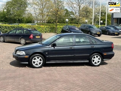 Volvo S40 1.8 Luxury economy automaat,bj.1998,kleur:zwart,airco,half leder/stof,APK tot 02/2025 en NAP met 230991 km.sportvelgen.