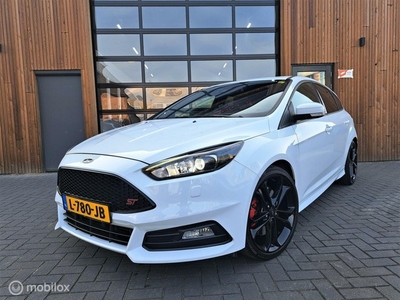 FORD FOCUS 2.0 ST-3 250PK XENON RECARO CARPLAY DEALER