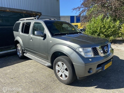 Nissan Pathfinder 2.5 LE Premium