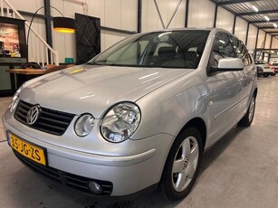 Volkswagen Polo 1.4-16V Highline 2002 5D clima cruise