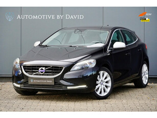 Volvo V40 2.0 T3 152 pk NORDIC+ PLUS / NAP / XENON / TREKHAAK / NAVIGATIE FULL MAP / STOEL- EN VOORRUITVERWARMING / DEALERONDERHOUDEN / ISOFIX / 17 INCH LMV