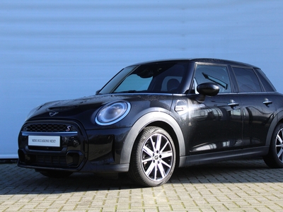 MINI MINI Hatchback Cooper S Classic Automaat / Premium Go Pakket / Achteruitrijcamera / Sportstoelen / LED / Comfort Access / Stoelverwarming / Cruise Control