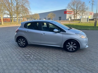 Peugeot 208 Peugeot 208 1.4 e-HDi Active Automaat Navi