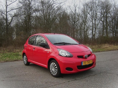 Toyota Aygo 1.0-12V Now . 5 Deurs . Airco . Elec ramen . enz