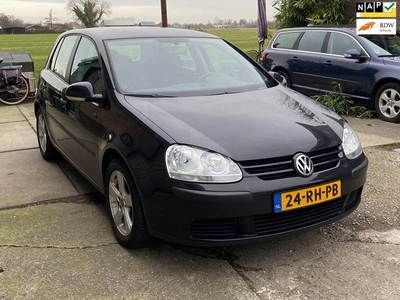 Volkswagen Golf 1.4 FSI 5D met apple carplay, rijdt goed en