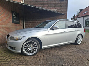 BMW 3-serie Touring 318i Luxury Line 143PK Navigatie / Trekhaak / Xenon / Lederen Bekleding / Cruise Controle /