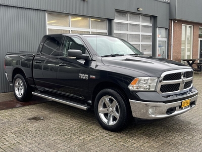 Dodge Ram 1500 5.7 V8 4x4 Crew Cab 5'7 Lpg en benzine Airco Cruise Controle Stoelverwarming Stuurverwarming Lederbekleding Stuurwielbedingen Telefoon verbinding Chromen accenten Elec zonnedak Hardtop deksel Pick-up Open laadbak Je