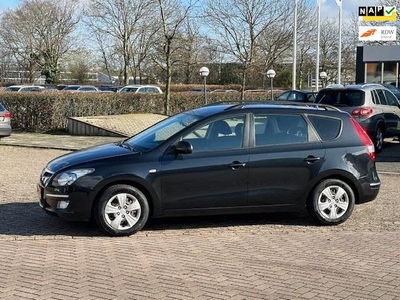 Hyundai I30 CW 1.6i Dynamic,bj.2010,kleur:zwart,5 deurs,climate,APK tot 11/2024 en NAP met 214299 km.airco,trekhaak,zeer netjes.