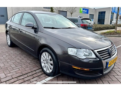 Volkswagen Passat 1.6 FSI Trendline (bj 2005)