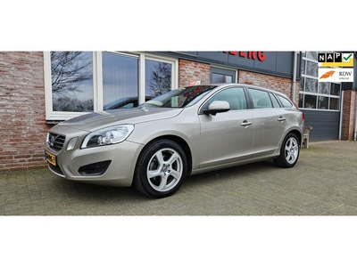 Volvo V60 1.6 T4 Momentum Automaat! Trekhaak! Zeer