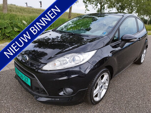 Ford Fiesta 1.4 Titanium Sport ** ST Line ** Airco ** Bluetooth ** Lm velgen ** sportstoelen