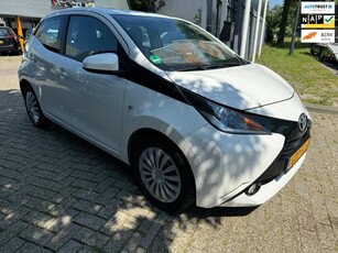 Toyota Aygo 1.0 VVT-i x-play 5 deurs, airco, cruise, navi