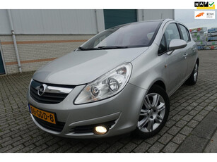 Opel Corsa 1.4-16V Cosmo - vol AUTOMAAT - lage km stand - dealer onderhouden