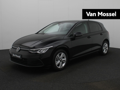 VOLKSWAGEN GOLF 1.0 eTSI Aut. Life | APPLE CARPLAY | ADAPTIEVE CRUISE CONTROL | CLIMATE CONTROL | SFEERVERLICHTING | STUURWIELVERWARMING | STOELVERWARMING | PARKEERSENSOREN VOOR + ACHTER |