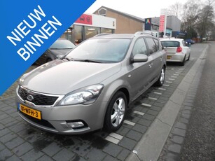 Kia cee'd 1.4 CVVT X-ecutive 5 deurs, airco, elektrische ramen, cruise control, navigatie, trekhaak