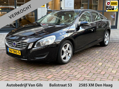 Volvo S60 1.6 T3 Momentum AUTOMAAT | AIRCO | LMV 17 | NAVIGATIE | TREKHAAK | PDC |