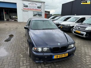 BMW 5-serie 528i ExecutiveTik in motor...........