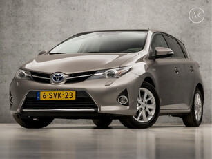 Toyota Auris 1.8 Hybrid Sport Automaat (PANORAMADAK, NAVIGATIE, CAMERA, STOELVERWARMING, GETINT GLAS, PARKEERSENSOREN, SPORTSTOELEN, CRUISE, LM VELGEN, XENON, NIEUWSTAAT)