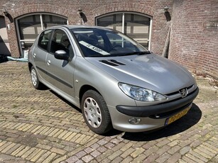 Peugeot 206 1.4-16V Gentry Airco/CV/Elektr.ramen/Trekhk