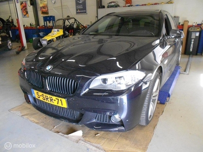 BMW 5-serie Touring 525d High Executive met voorschade