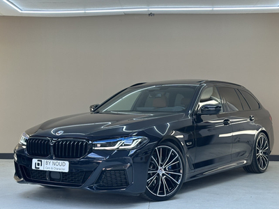 BMW 5 Serie Touring 530e Business Edition Plus, 292PK, 2022, Netto 40,701,-, 1ste eigenaar, BTW auto, M Sport, Panoramadak, Harman Kardon, Stoel/stuur verwarming, Dealer onderhouden, Groot navi, Apple CarPlay,ac schnitzer veren,