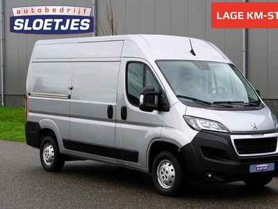 Peugeot Boxer 335 2.2 BlueHDi 165 L2H2 Asphalt in topstaat |Gris Artense |3500 KG |Trekhaak |Camera |Navi |Cruise |Airco |Bluetoth |EURO6-D |BPM voordeel |Camperbasis |Betimmering