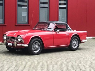 Triumph TR4 rood 1965 , gerestaureerd