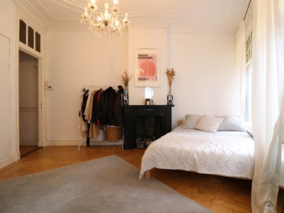 Appartement te huur Sint Nicolaasstraat, Amsterdam