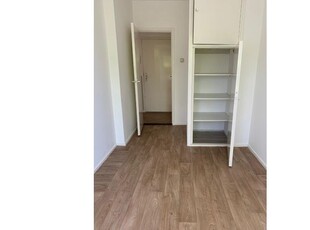 Huur 4 slaapkamer appartement van 60 m² in Planetenbuurt