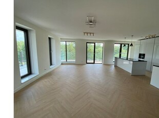 Huur 5 slaapkamer appartement van 166 m² in Startbaanbuurt