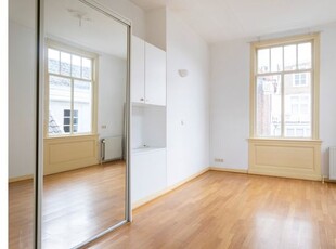 Huur 1 slaapkamer appartement van 89 m² in 's-Gravenhage