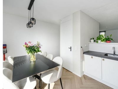 Huur 2 slaapkamer appartement van 73 m² in Almere