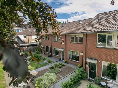 Pastoor Petersstraat 48