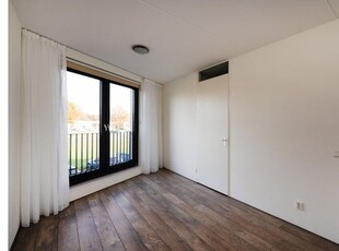 Huur 1 slaapkamer appartement van 75 m² in Almere