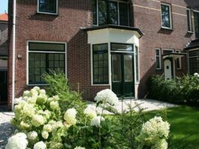 Herenhuis, hoekwoning te huur in Bussum