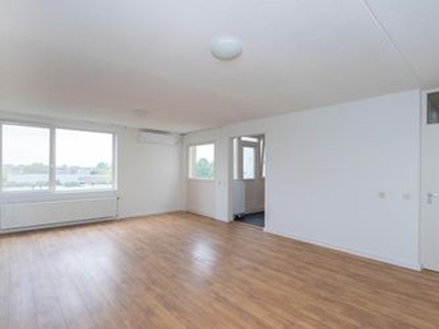 Huur 3 slaapkamer appartement van 111 m² in Almere