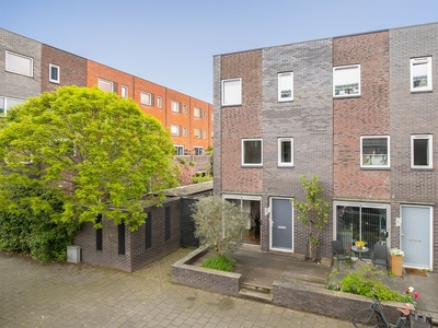 J.H. van den Broekstraat 4